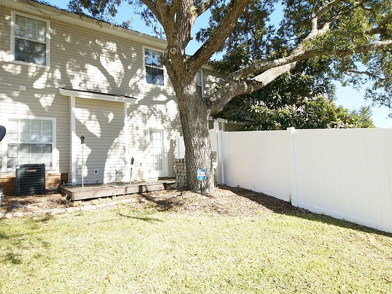125 Farrah Ave — Photo 34