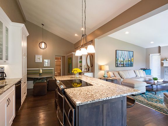 3rd image of 33 Abbey Villa Cir #B