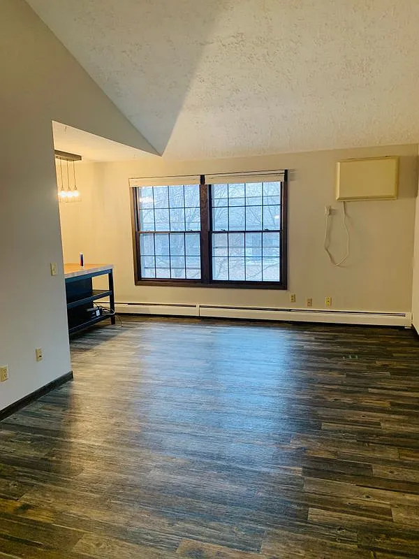 2 bed, 1.0 bath, 918 sqft, $1,375 — Photo 3