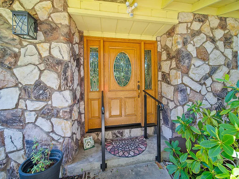 1911 Chateau Ct — Photo 3