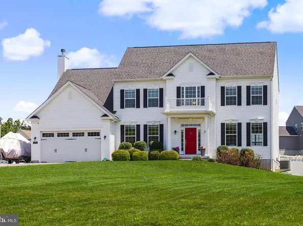 170 Chesterfield Dr, Falling Waters, WV 25419