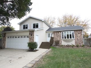 1072 Lafayette Dr, South Elgin, IL 60177