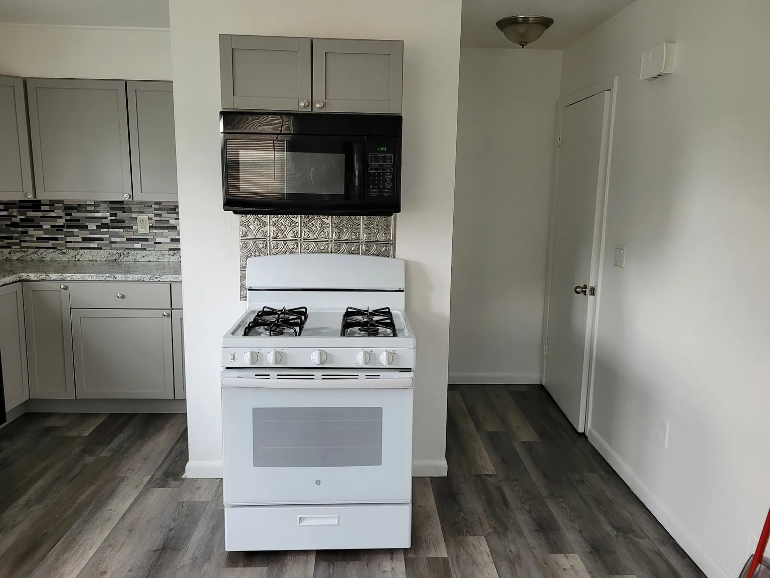 3 bed, 1000 sqft, $1,950 — Photo 4