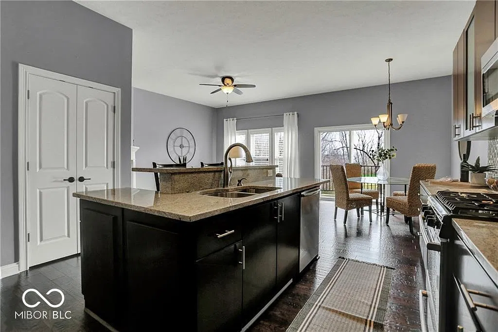 3 bed, 2.5 bath, 2298 sqft, $3,100 — Photo 2