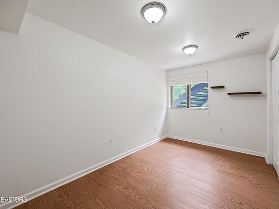 27th image of 3521 Montlake Dr