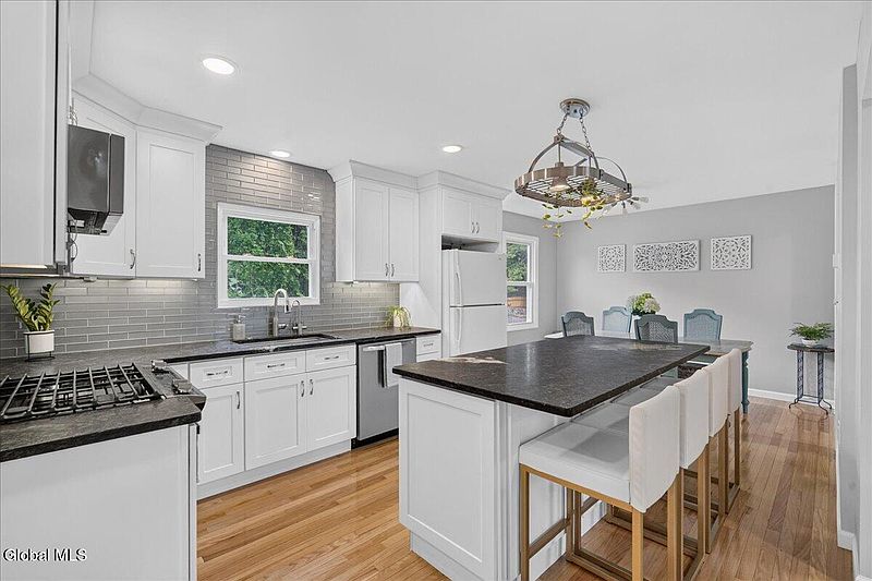 4th image of 6 Bunker Hill Drive