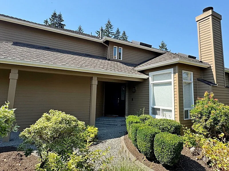 4 bed, 2.5 bath, 2392 sqft, $4,500 — Photo 2