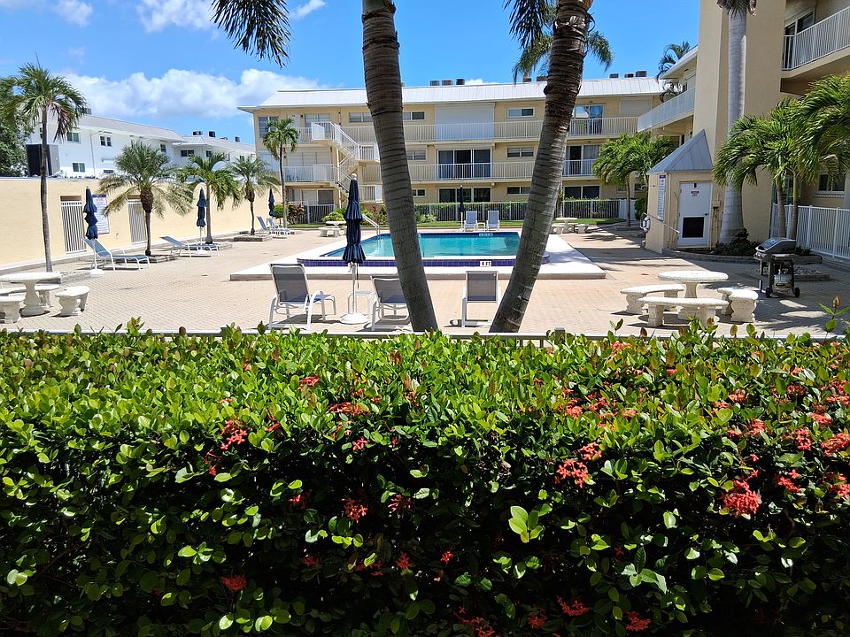Gorgeous private-ish pool and patio and grill.