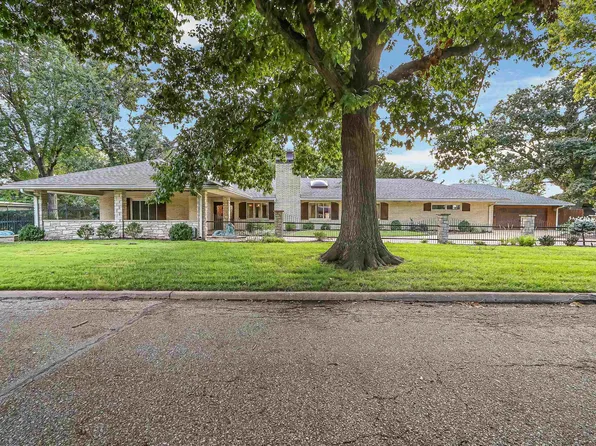 222 Pine Dr, Manhattan, KS 66502