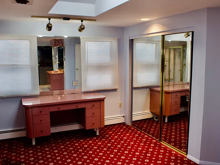 927 Jackson Ave #927 — Photo 5