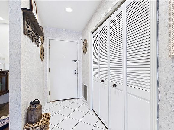 3rd image of 300 E Dundee Rd APT 310