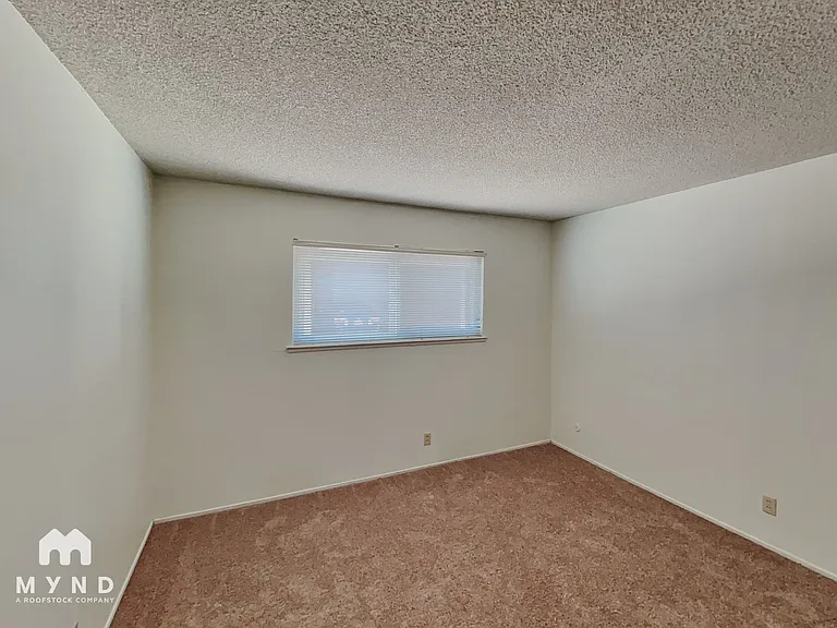 870 Burbank Dr #5 — Photo 8