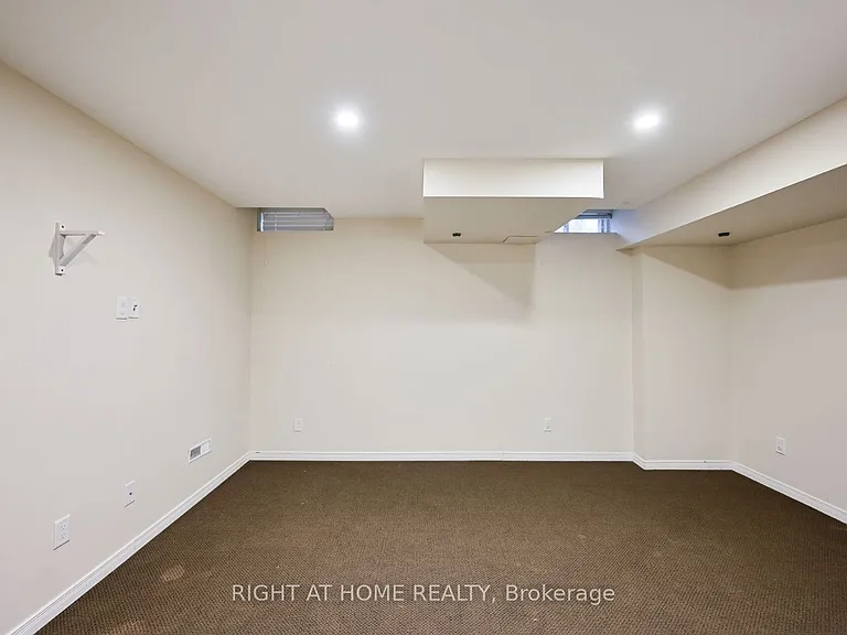 842 Luxton Dr — Photo 32