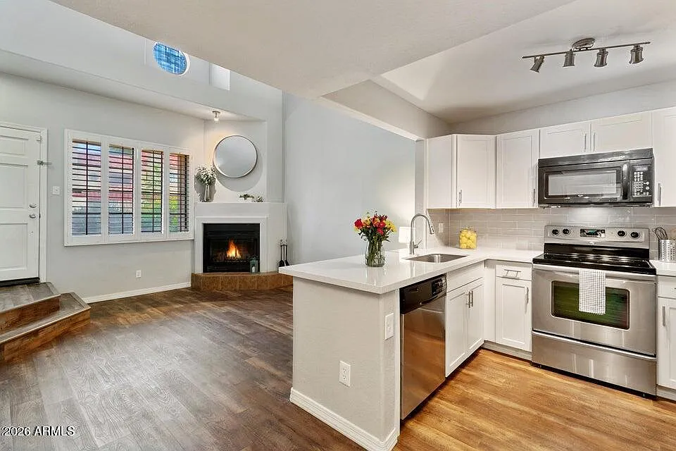 2 bed, 2.0 bath, 937 sqft, $1,950 — Photo 3