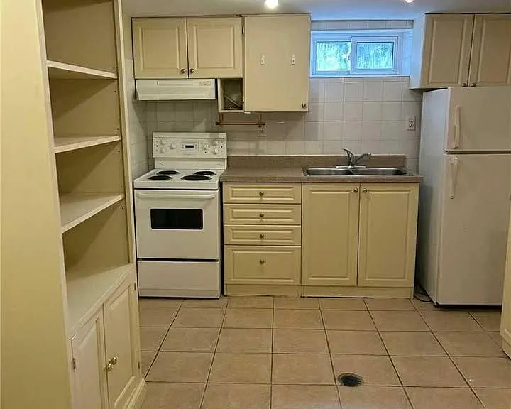 1745 Bathurst St #B — Photo 11