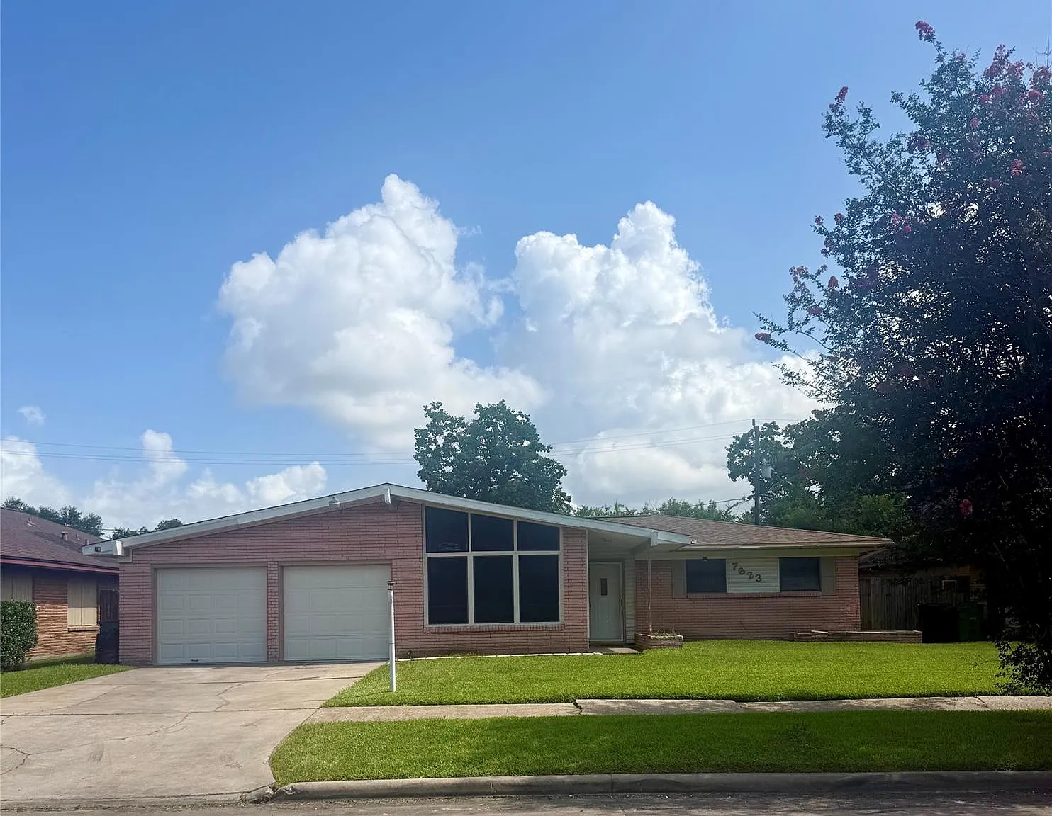 3 bed, 2.0 bath, 1916 sqft, $1,900 — Photo 1