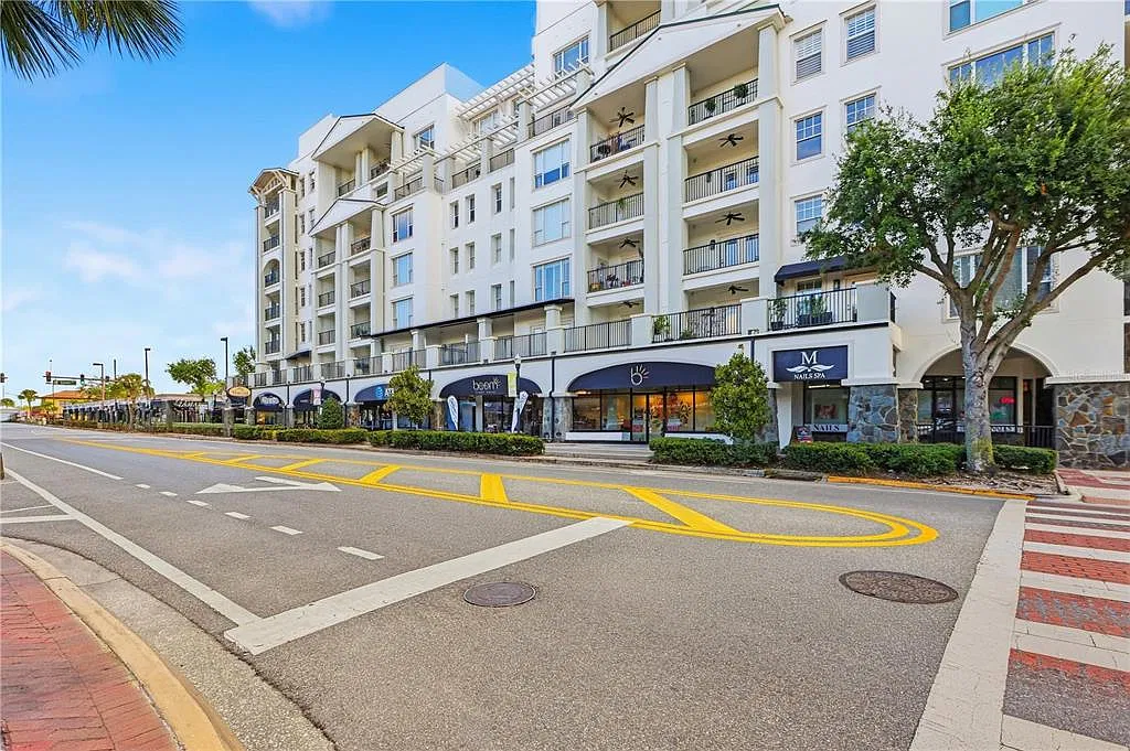 2 bed, 2.0 bath, 1359 sqft, $2,900 — Photo 2
