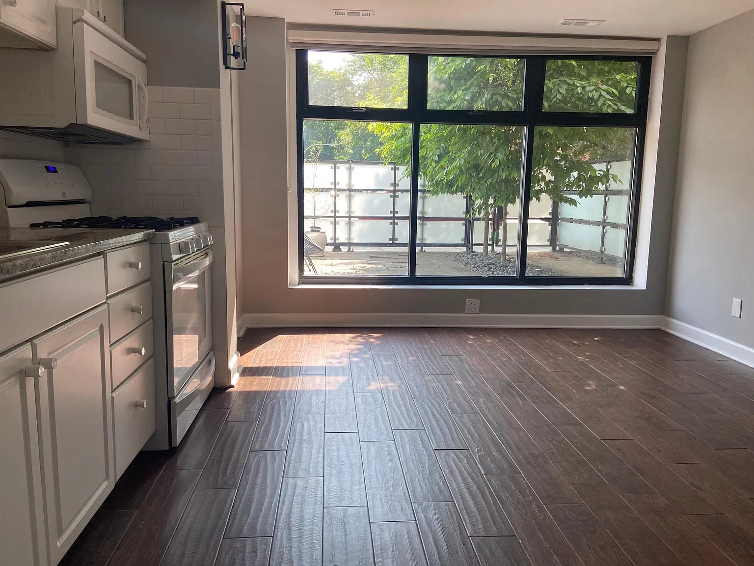 Studio, 400 sqft, $1,725 — Photo 1