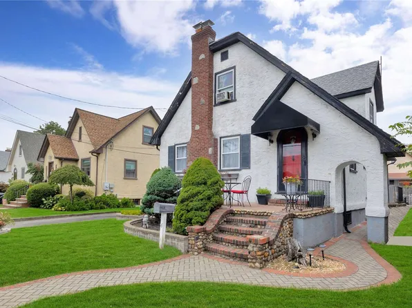 4 Farragut Rd, Merrick, NY 11566