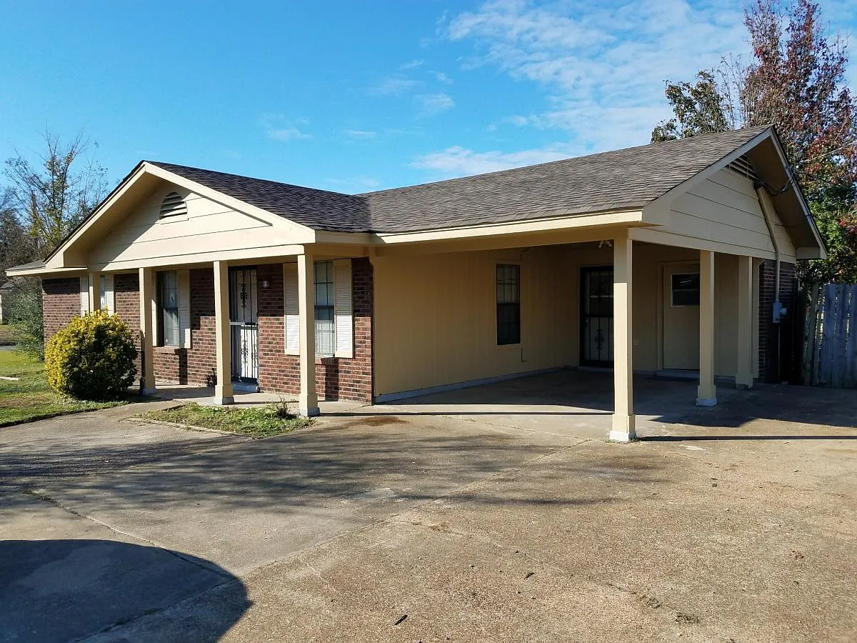 3 bed, 1.5 bath, 1350 sqft, $1,550 — Photo 2