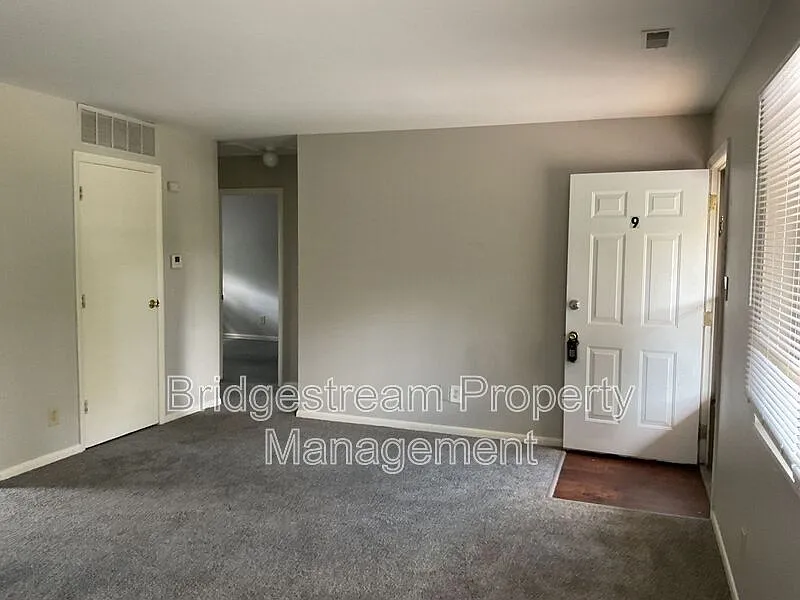 2 bed, 1.0 bath, $850 — Photo 3