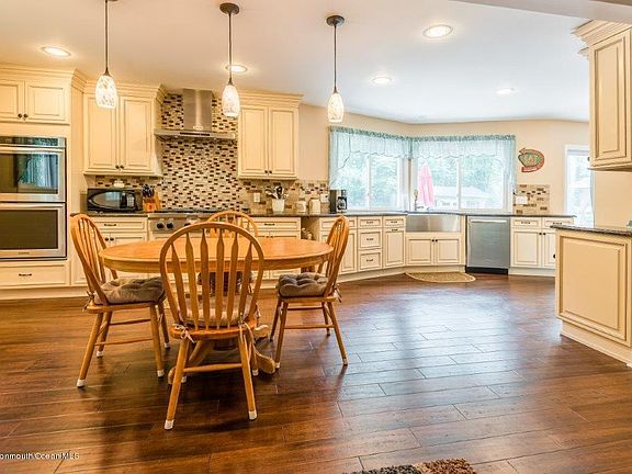 4th image of 12 Buckingham Dr