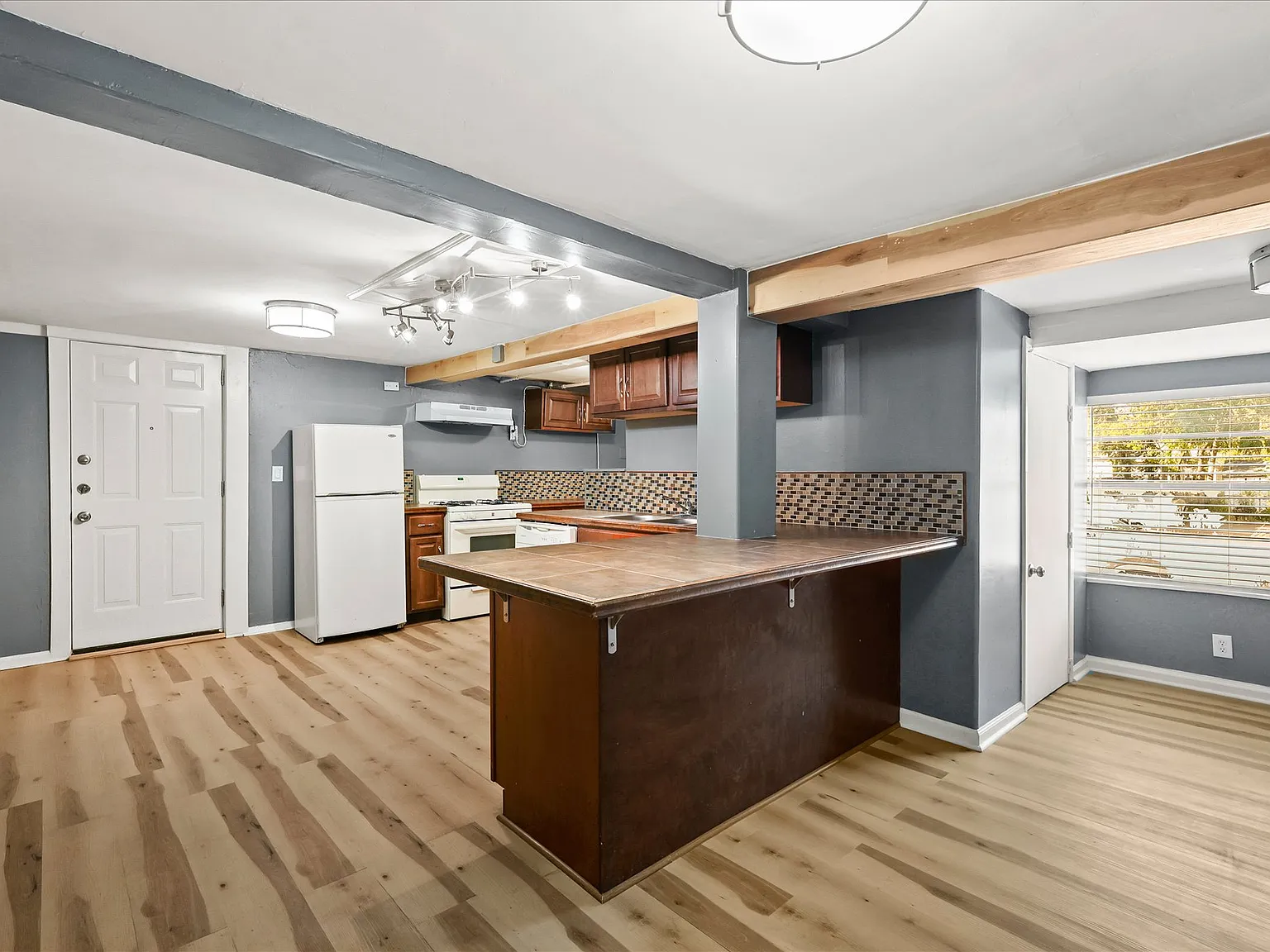 2 bed, 700 sqft, $1,200 — Photo 2