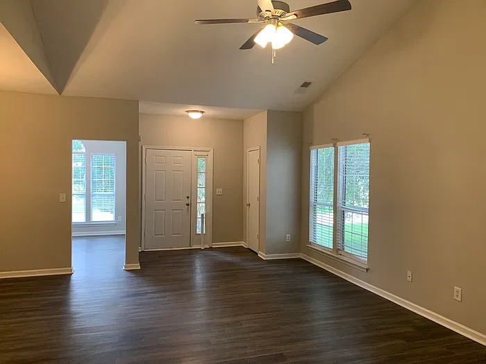 3 bed, 2.0 bath, 1710 sqft, $1,725 — Photo 2