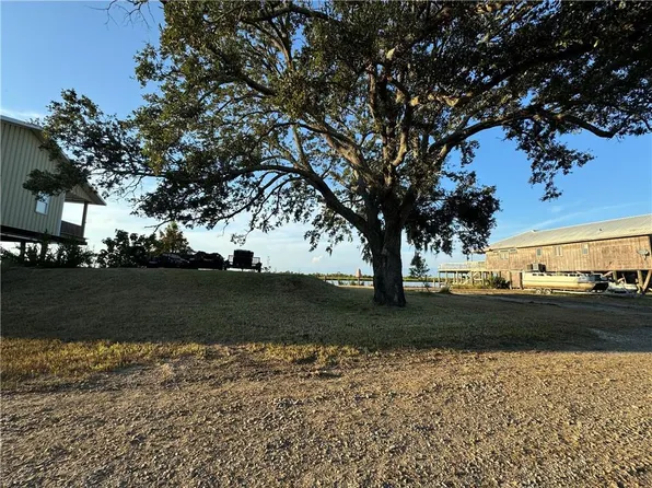 20031 Victory Rd, New Orleans, LA 70129