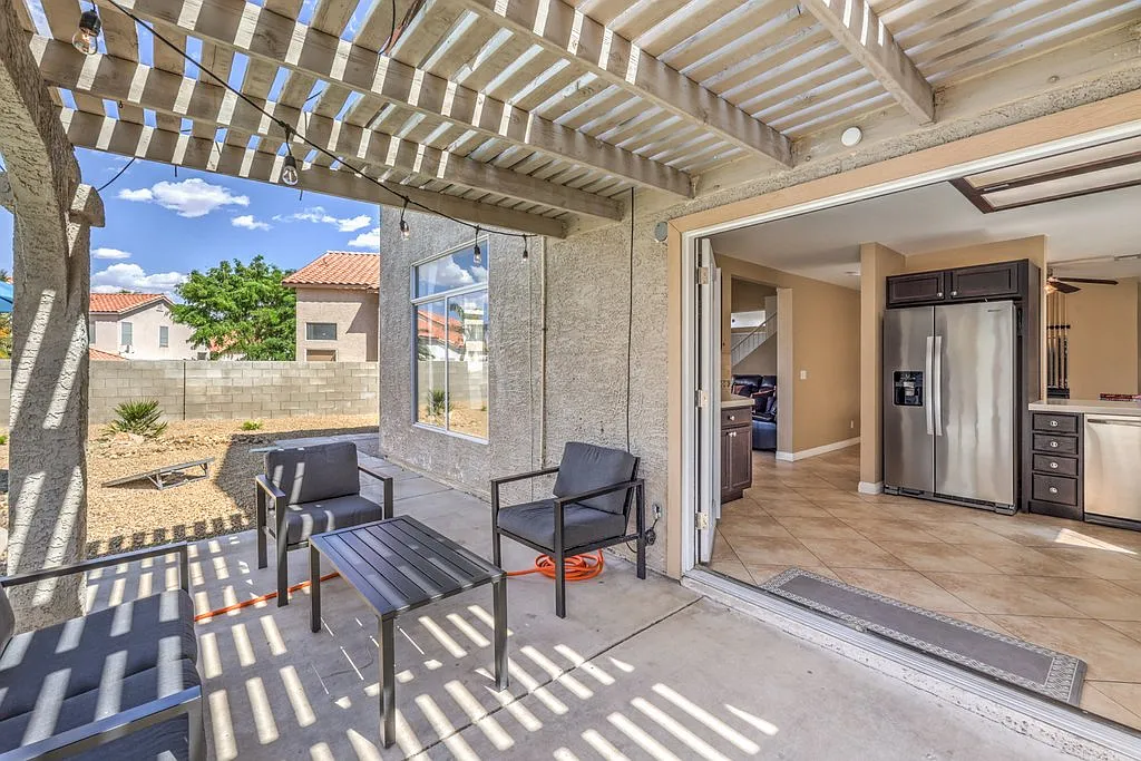 Spacious 3BR Home with Private Pool — Photo 3