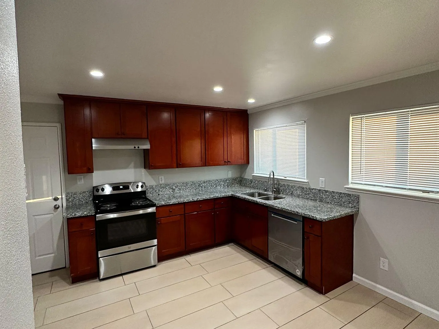 3 bed, 1013 sqft, $2,850 — Photo 4