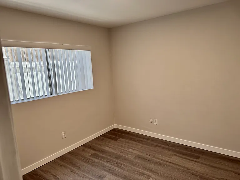 1272 W 22nd St #2 — Photo 8