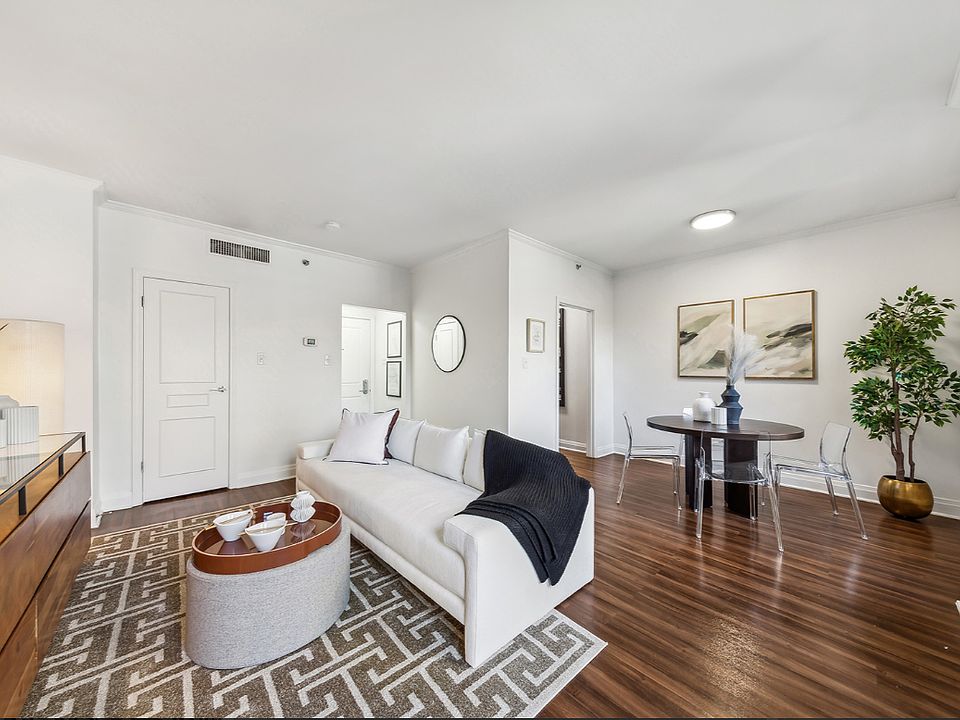 1st image of 221 E Chestnut St #522
