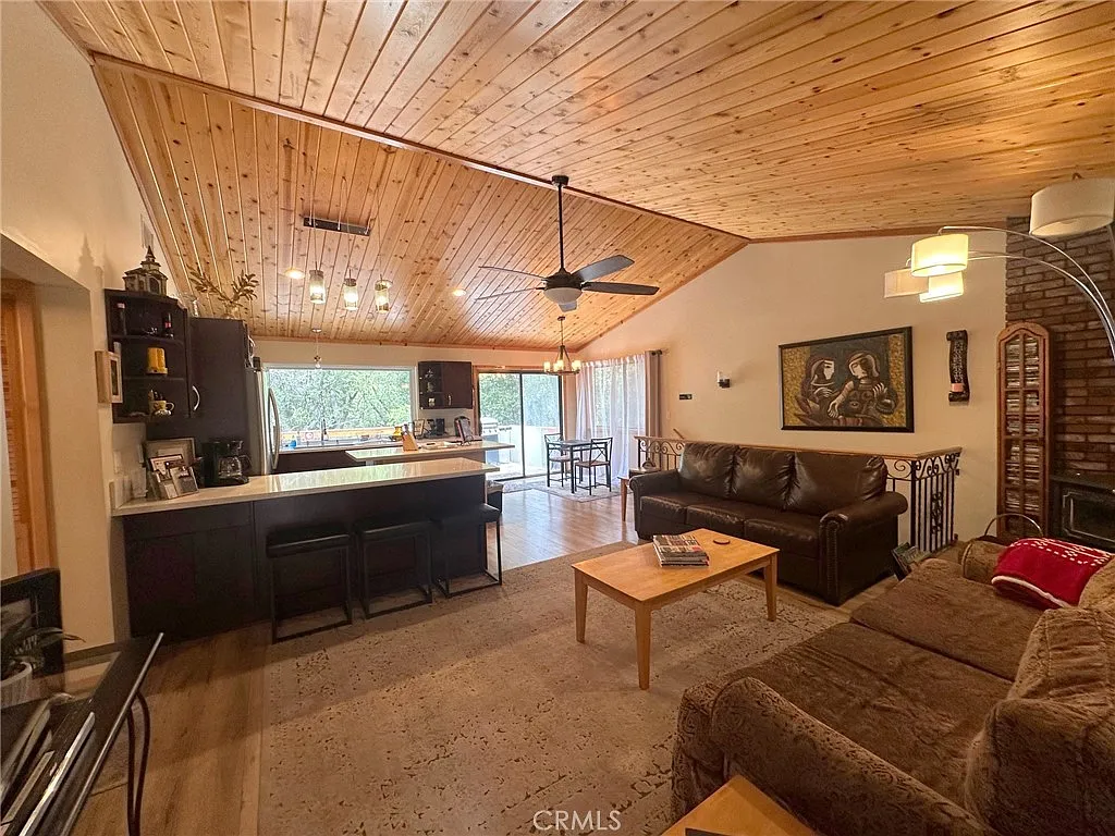 4 bed, 2258 sqft, $2,475 — Photo 3