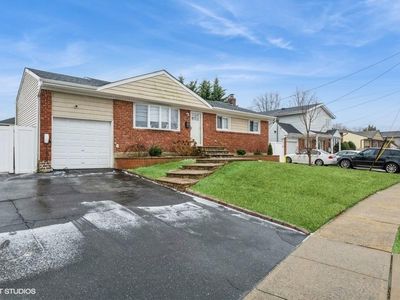 326 Linden Street, Massapequa Park, NY, 11762
