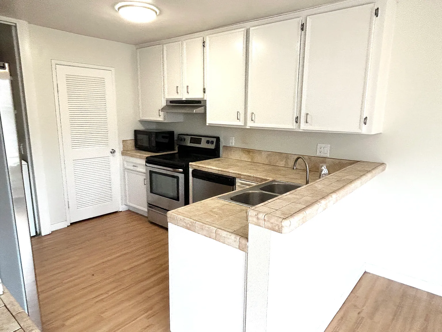 3 bed, 1183 sqft, $3,045 — Photo 4