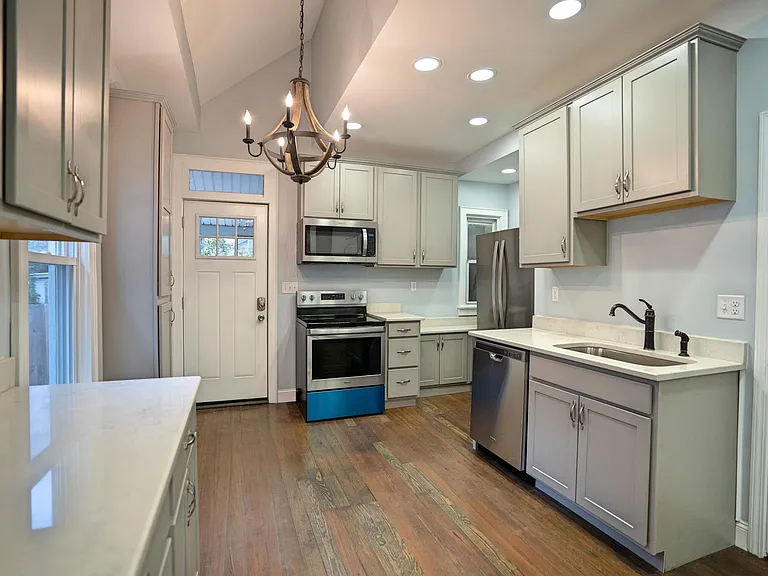 142 E Maynard Ave — Photo 6