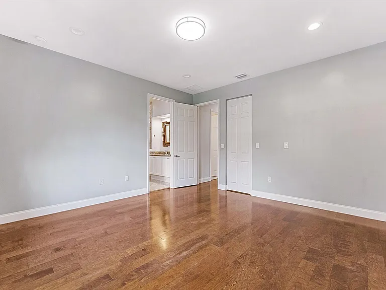 6884 Julia Gardens Dr — Photo 28
