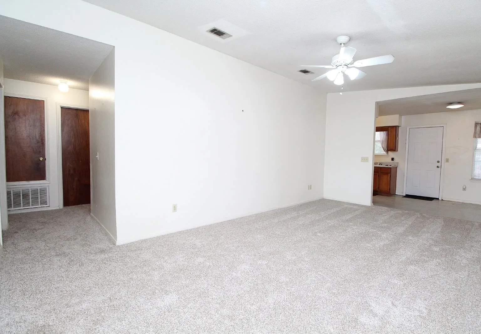 3 bed, 2.0 bath, 1080 sqft, $1,400 — Photo 3