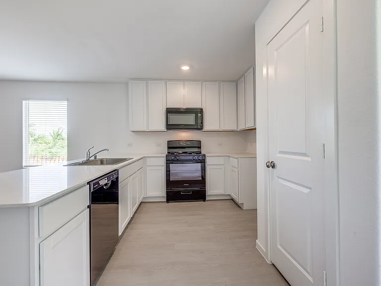 1301 Salton Ln — Photo 4