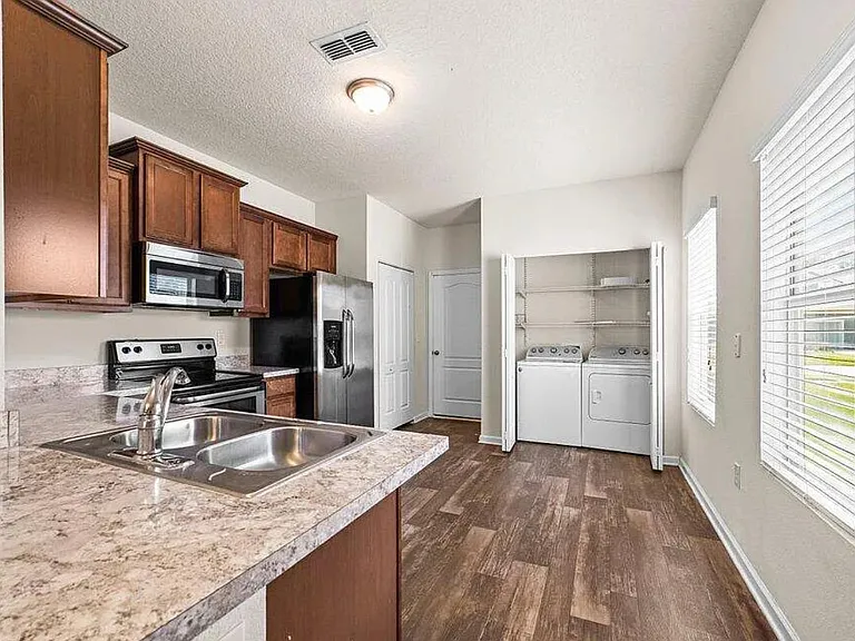 394 Servia Dr — Photo 11