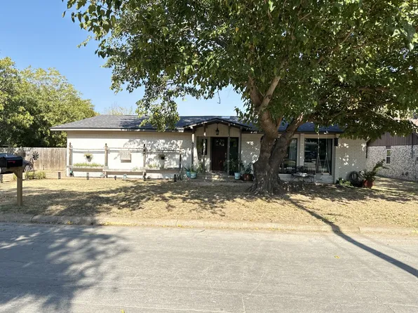 526 N 4th St, Jacksboro, TX 76458