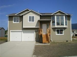 408 E 2nd St, Nooksack, WA 98247