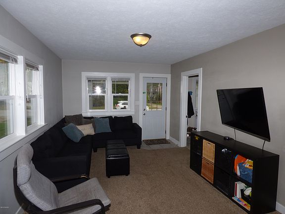 3rd image of 320 Farnham St SE