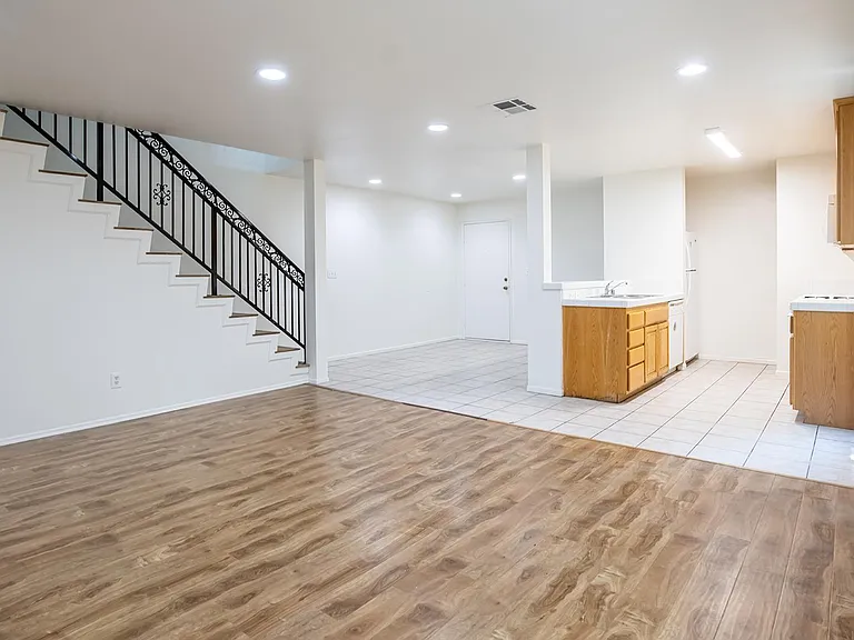 1189 W 36th St #4-5 — Photo 7