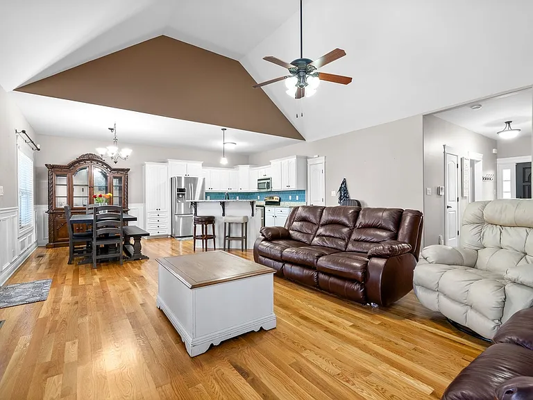 2226 Fairfax Dr — Photo 21