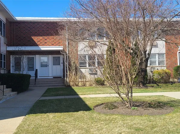 143 Farber Drive #143, West Babylon, NY 11704