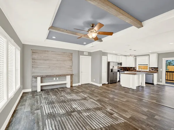 112 County Road 158, Floresville, TX 78114