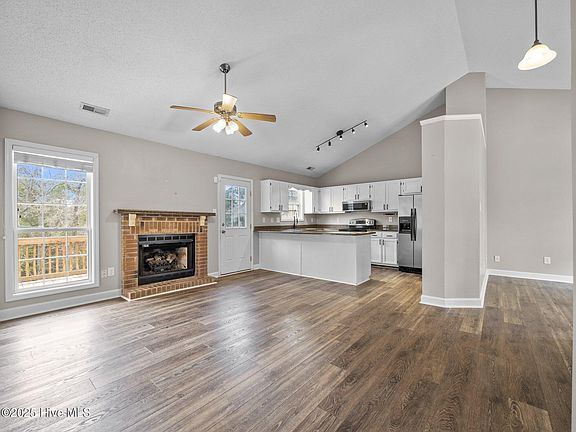 5th image of 414 Whirlaway Blvd
