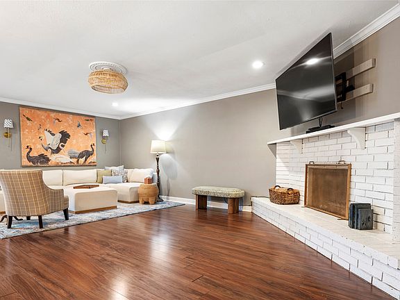 4th image of 906 Rolling Ridge Dr